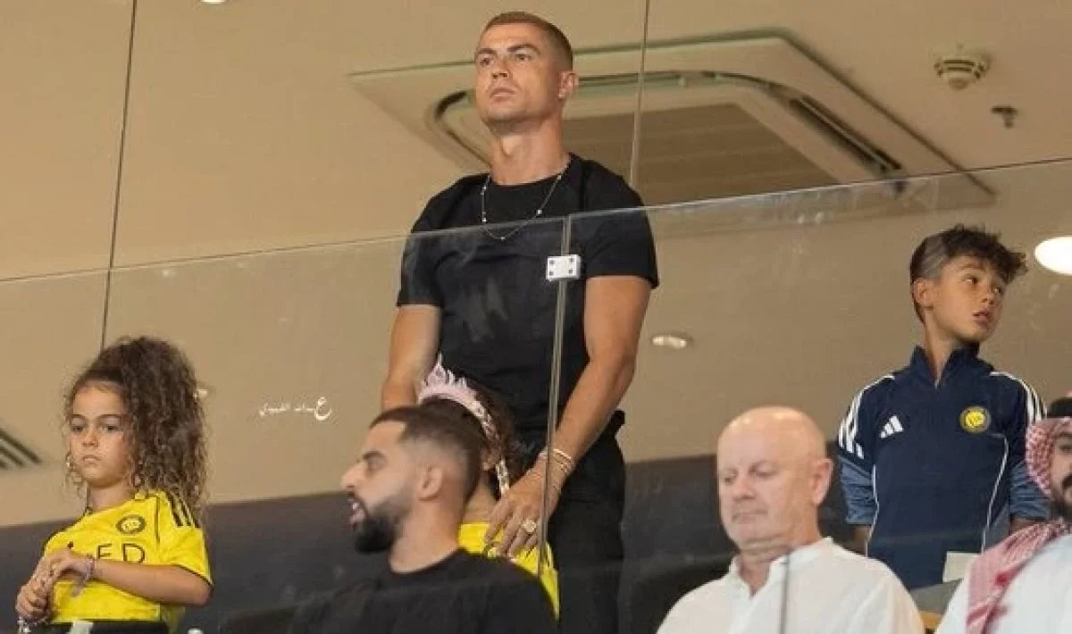 عريس في المدرجات.. رونالدو يشهد فوز النصر 3-0 على الفتح في أول ظهور بعد زواجه